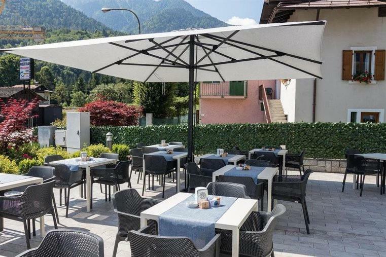 Hotel Milano Tione di Trento Kültér fotó